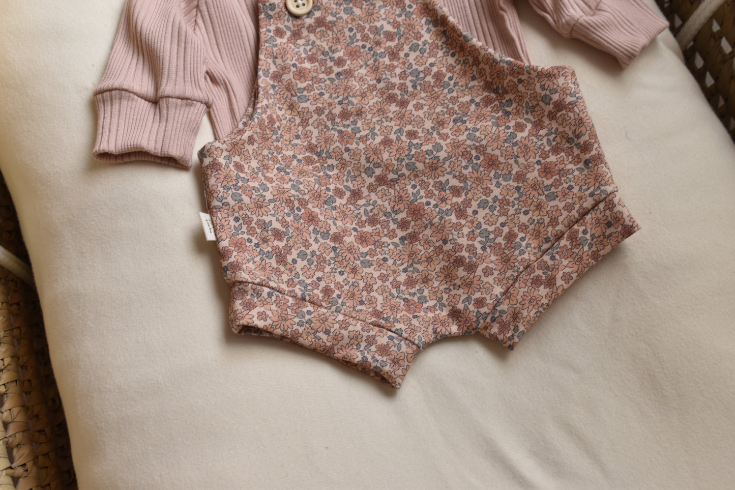 Peto corto con camiseta FLORES