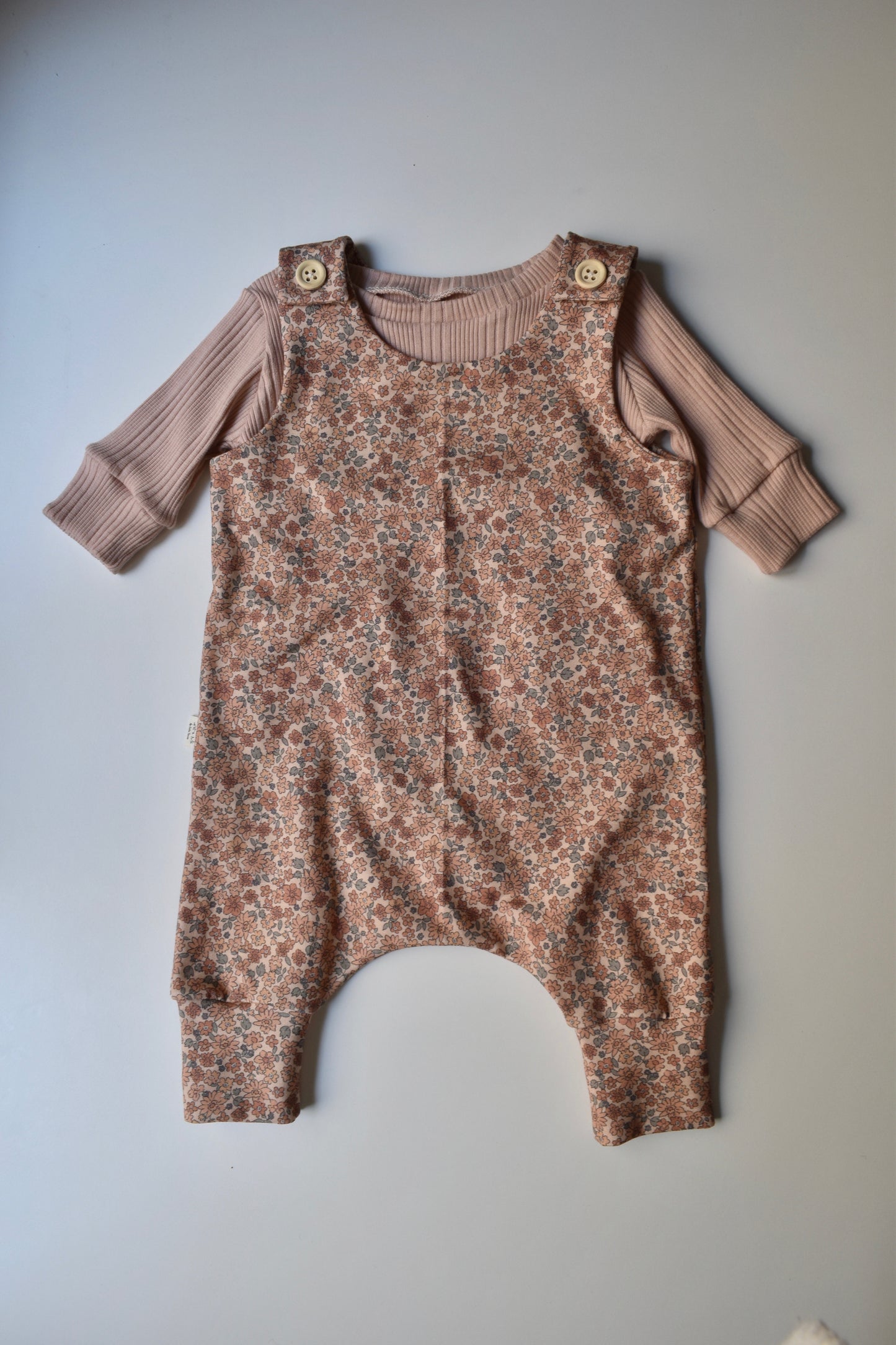 Peto Harem con camiseta FLORES