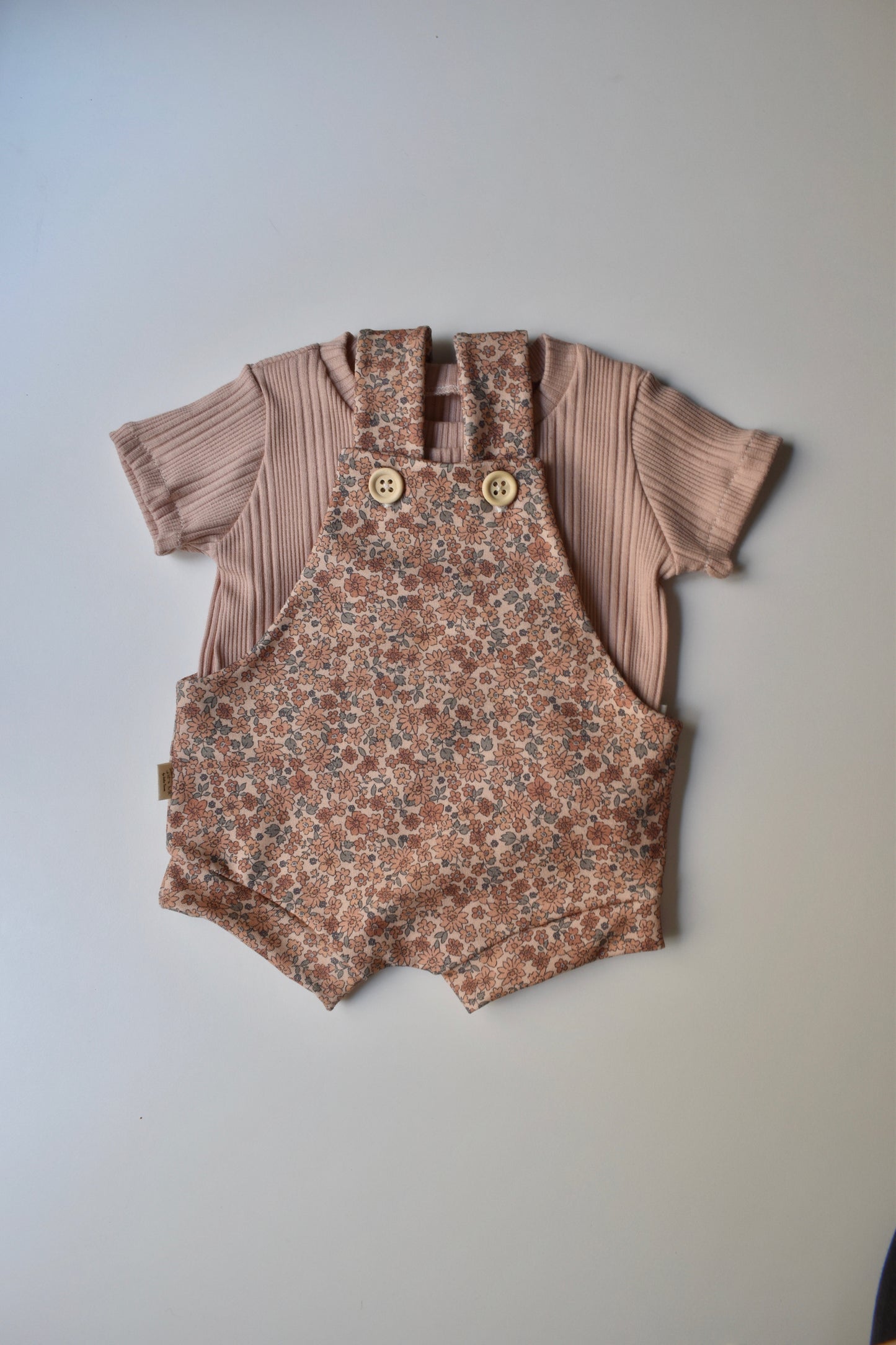 Peto corto con camiseta FLORES